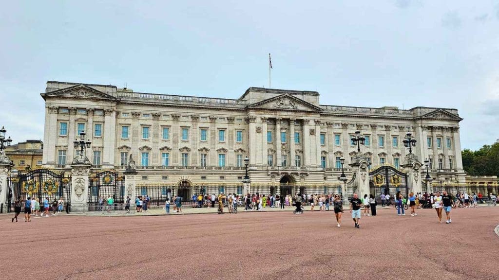 Buckingham Palace | Rona the Ribbiter