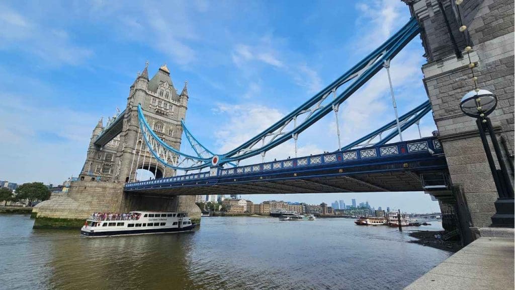 Tower Bridge | Rona the Ribbiter